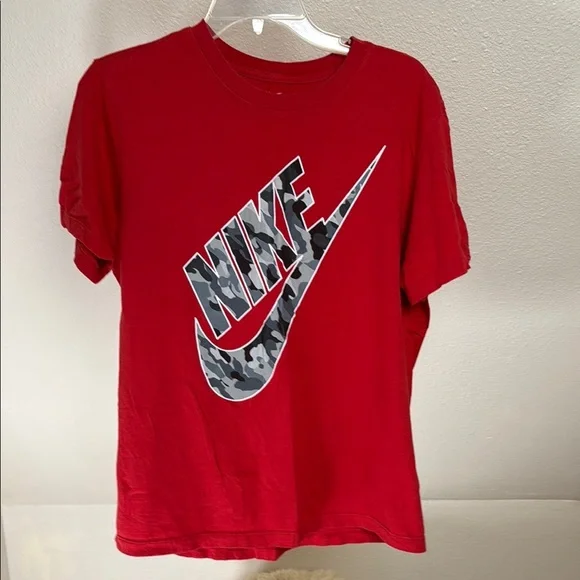 THE NIKE TEE Red Tee with Camouflage Logo. Size Medium. 100% Cotton - Picture 1 of 5